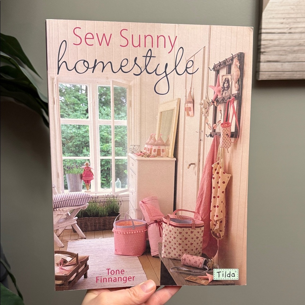 New 2009 Sew Sunny Homestyle Craft Book Softcover Soft Toys Bags & More